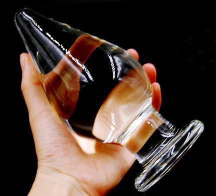 transparent anal plug Madison Ivy s'étire le trou du cul avec un plug anal avant d'utiliser une  machine à baiser dans le cul main image 1